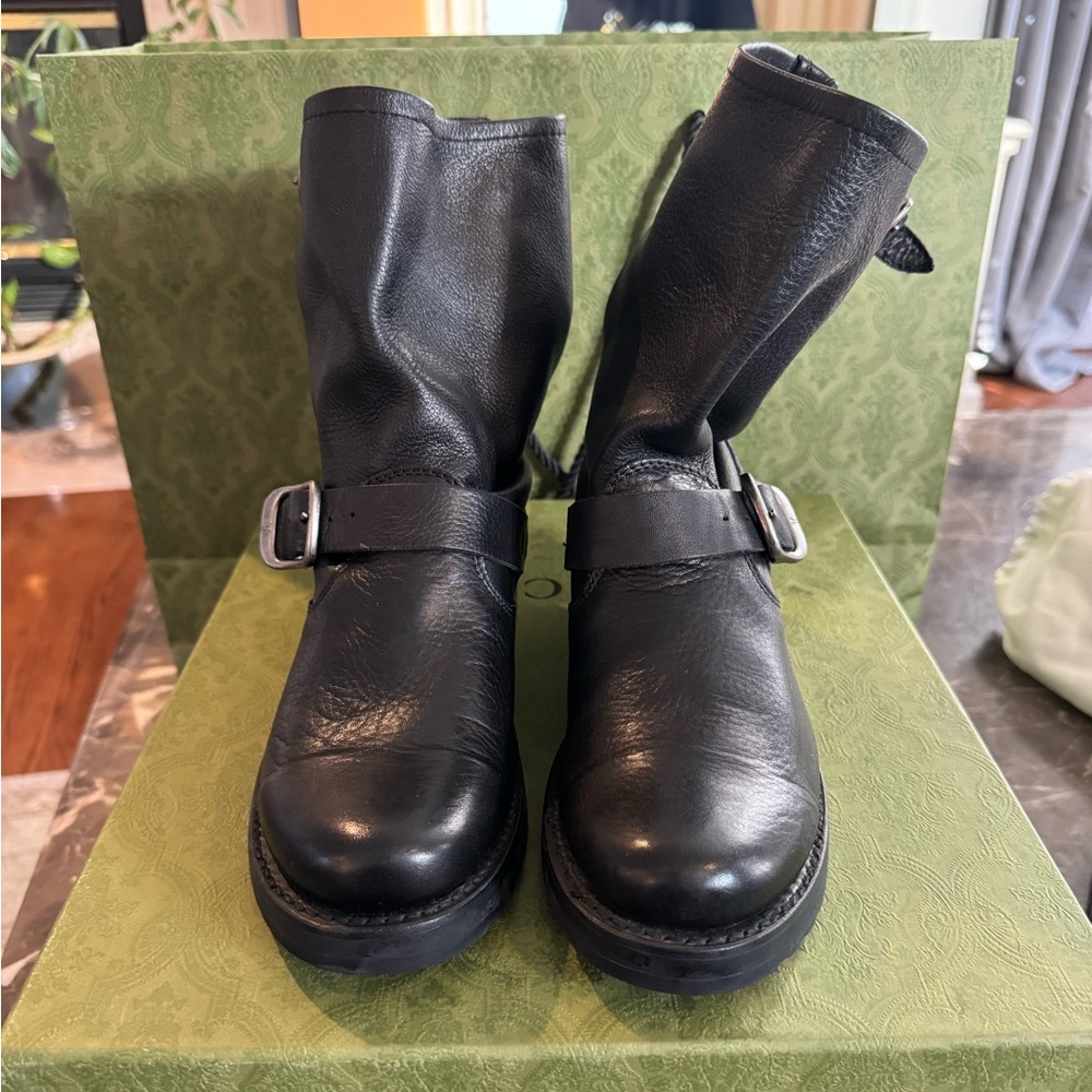 Frye Veronica slouch short boots
Size 7
Runs a little small and narrow